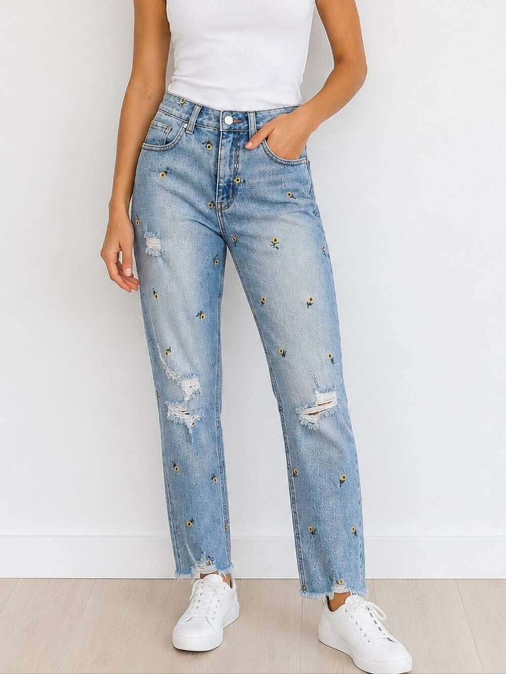 Tinseltown Embroidered Sunflower Distressed Jeans Size 3 Floral Denim